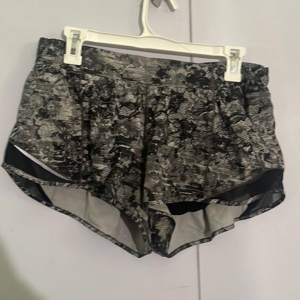 Lululemon hotty hot shorts 2.5”